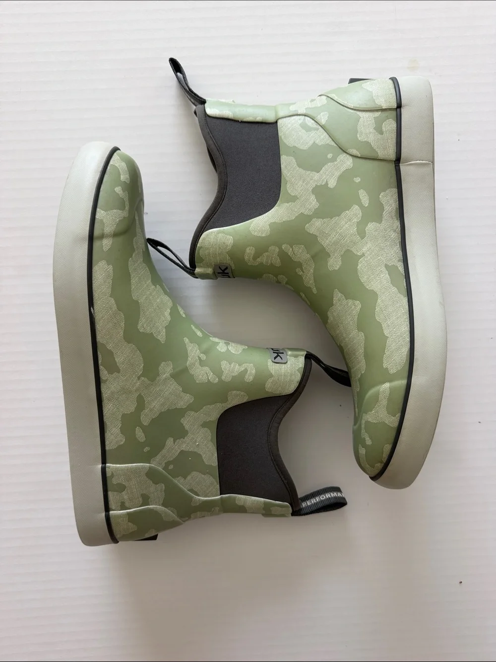 HUK men’s size 10 Camo Green Slip-On boots